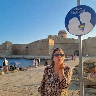Il cartello Obbligatorio baciarsi a Le Castella (Crotone) Il cartello Obbligatorio baciarsi a Le Castella (Crotone)
