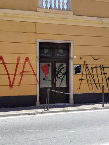 Scritte sui muri della sede di Fratelli d'Italia a Finale, solidarietà bipartisan dalla politica: “Gesto antidemocratico”