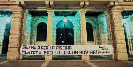 Savona, gli ultras pizzicano il comune sullo stadio: "660mila euro per la piscina mentre il Baci lo lasci in rovina"
