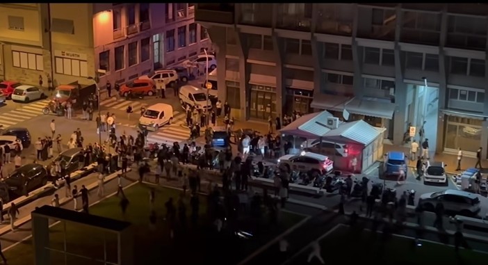 Savona, maxi rissa in Piazza Martiri: paura e disagi per i residenti Savona, maxi rissa in Piazza Martiri: paura e disagi per i residenti