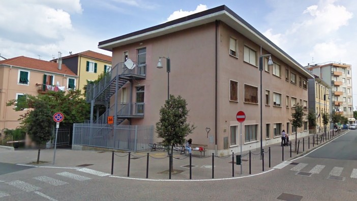 Savona, bidello ridipinge aule: "Un dono agli alunni prima della pensione"