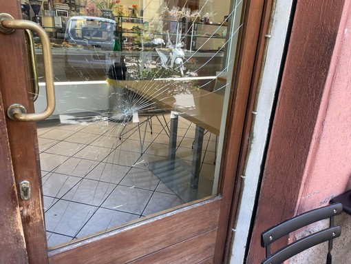 Albenga, spaccata alla pasticceria Bertola: un uomo danneggia l’ingresso a colpi di bastone Albenga, spaccata alla pasticceria Bertola: un uomo danneggia l’ingresso a colpi di bastone