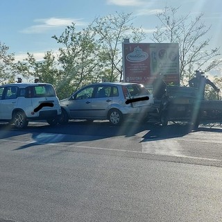 Savona, scontro tra auto in corso Svizzera: disagi al traffico (FOTO)