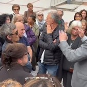 Porta a porta a Savona, il sindaco incontra i residenti di San Michele tra polemiche e contestazioni