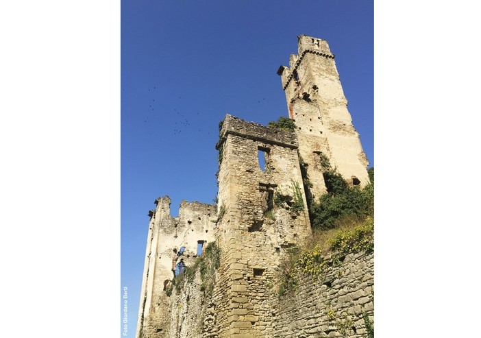 Borghi, castelli e terrazzamenti in Alta Langa Borghi, castelli e terrazzamenti in Alta Langa