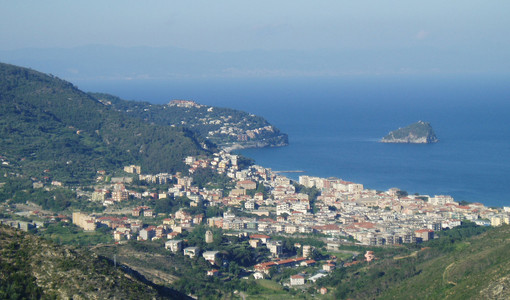 Spotorno, si apre il bando per le spiagge libere attrezzate di Serra e Merello: apertura delle buste il 5 maggio
