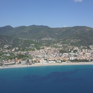 Spiagge libere a Spotorno, il comune adotta il progetto di distanziamento con stalli "alla francese" e un app di prenotazione