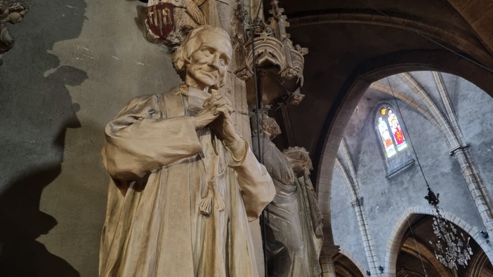 Statua di san Giovanni Maria Vianney, basilica di San Bonaventura, a Lione Statua di san Giovanni Maria Vianney, basilica di San Bonaventura, a Lione