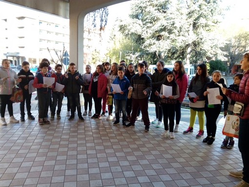 Gli studenti di Millesimo "cantano le uova" (FOTO e VIDEO) Gli studenti di Millesimo "cantano le uova" (FOTO e VIDEO)