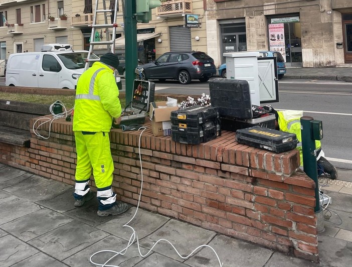 Savona, la sostituzione dei semafori guasti parte da quello pedonale di corso Mazzini