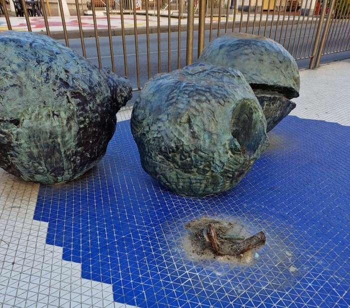Albissola, divelta una sfera de "La Natura" di Lucio Fontana. Il sindaco: "Siamo stufi"