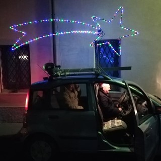 Andora, con la stella cometa sul tetto della macchina il parroco &quot;porta il Natale&quot; anche nelle frazioni più distanti (FOTO)