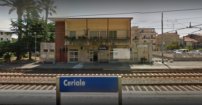 La "biglietteria automatica" non prende banconote: odissea per una famiglia di turisti nella stazione di Ceriale