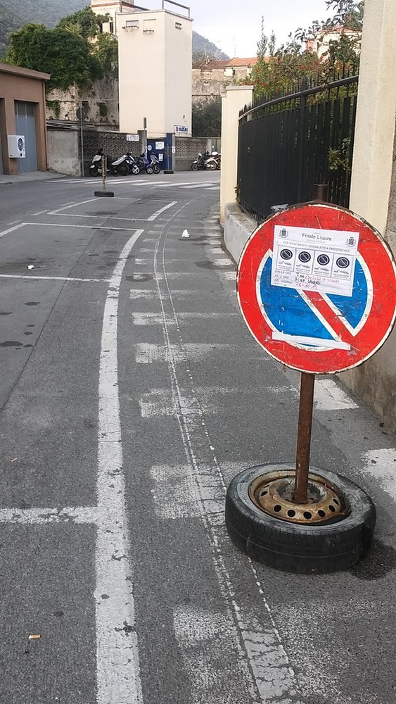 Finale: proseguono i lavori di rifacimento della segnaletica stradale, divieto di sosta in via delle Mura