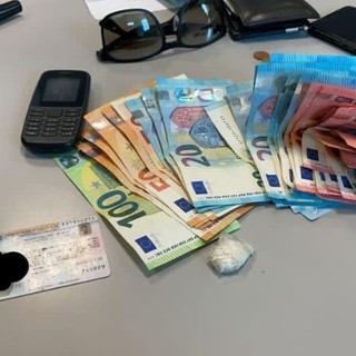 Spaccia nella zona del mercato settimanale: 37enne fermato dalla polizia locale di Albenga