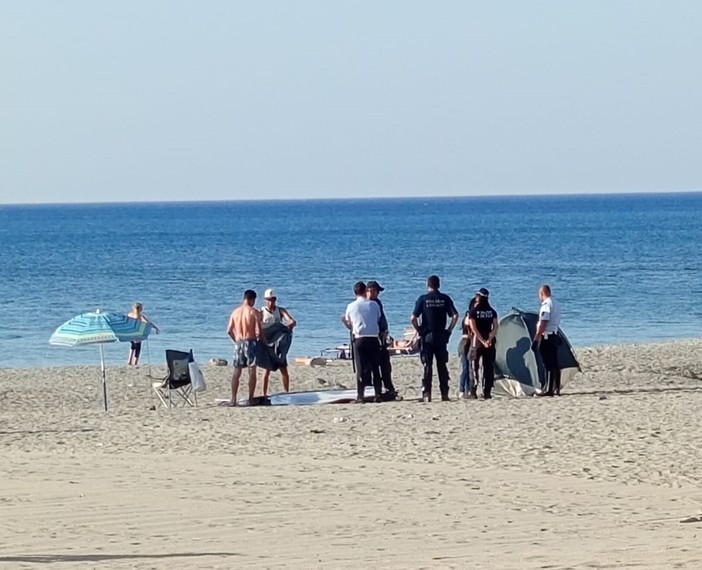 Savona, intervento della Polizia Locale sulla spiaggia alla foce del Letimbro: sgomberati i campeggiatori abusivi