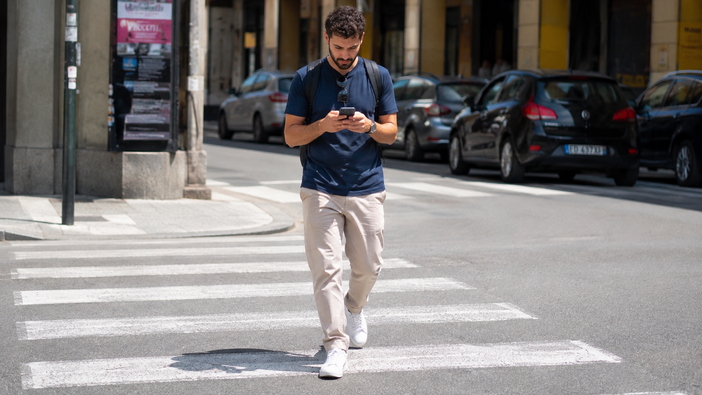 Occhio allo smartphone sulle strisce: il nuovo Codice della Strada potrebbe costare 75 euro ai pedoni Occhio allo smartphone sulle strisce: il nuovo Codice della Strada potrebbe costare 75 euro ai pedoni