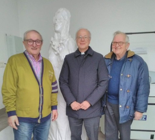 L'artista Mario Capelli "Lo Steccolini" dona una statua 'bifronte' al Comune di Dego