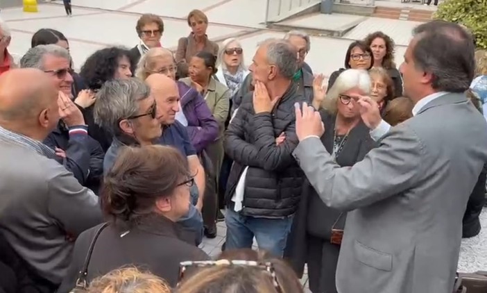 Porta a porta a Savona, il sindaco incontra i residenti di San Michele tra polemiche e contestazioni Porta a porta a Savona, il sindaco incontra i residenti di San Michele tra polemiche e contestazioni