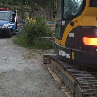 Masso cade sulla sede stradale: Finale-Vezzi chiusa, Vigili del Fuoco e Tecnici al lavoro