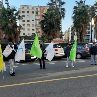 Savona, infermieri e personale sanitario in presidio davanti alla Prefettura: "Gli operatori sono stremati, diciamo basta" (FOTO e VIDEO)