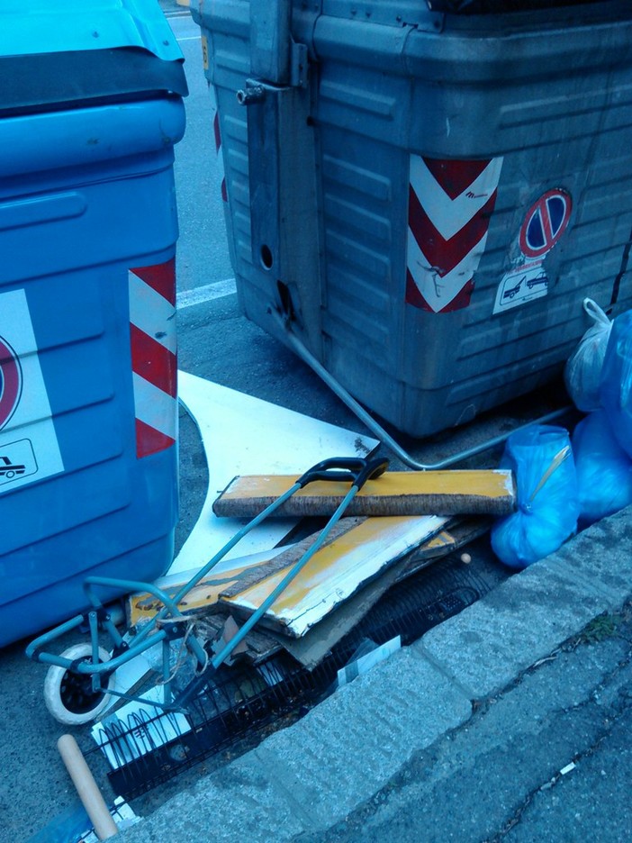 Savona: degrado e spazzatura in corso Ricci