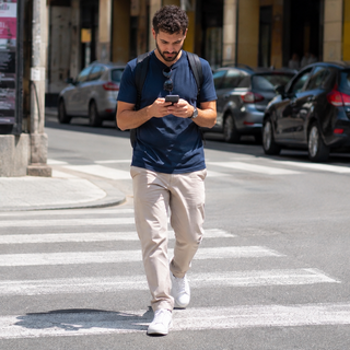 Occhio allo smartphone sulle strisce: il nuovo Codice della Strada potrebbe costare 75 euro ai pedoni Occhio allo smartphone sulle strisce: il nuovo Codice della Strada potrebbe costare 75 euro ai pedoni