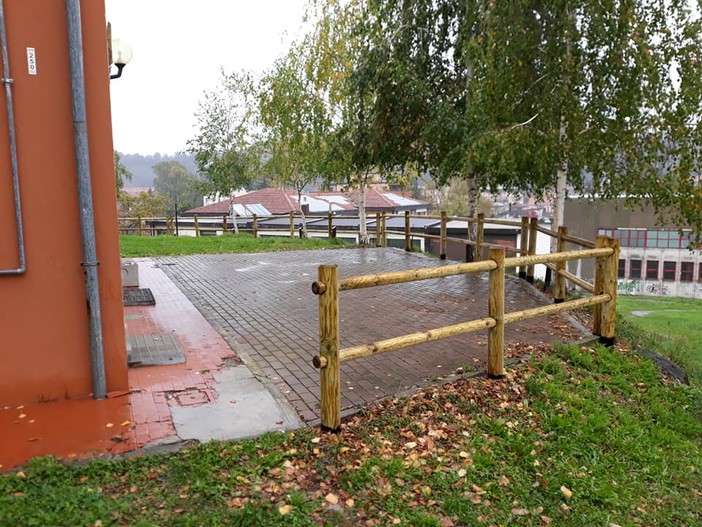 Carcare, il gruppo alpini restaura una staccionata. Il sindaco De Vecchi: "Grazie di cuore"