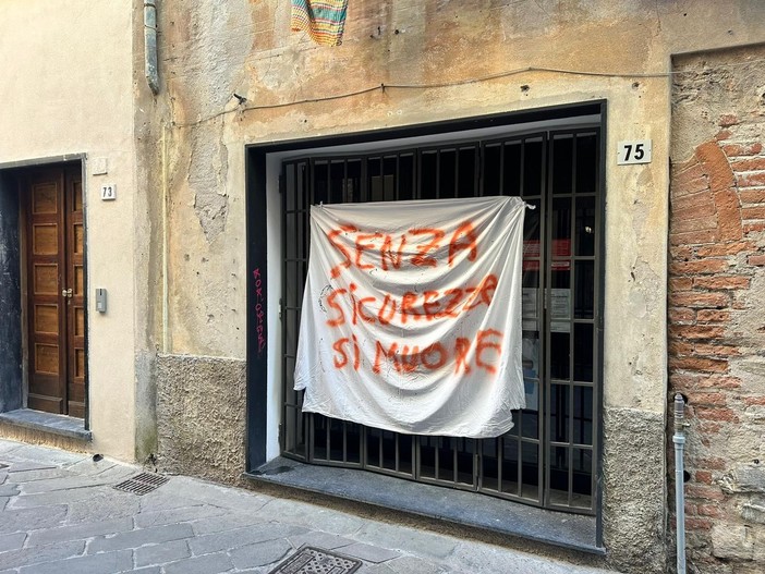 "Senza Sicurezza si Muore": nuovo lenzuolo di protesta ad Albenga nella sede del Pd "Senza Sicurezza si Muore": nuovo lenzuolo di protesta ad Albenga nella sede del Pd