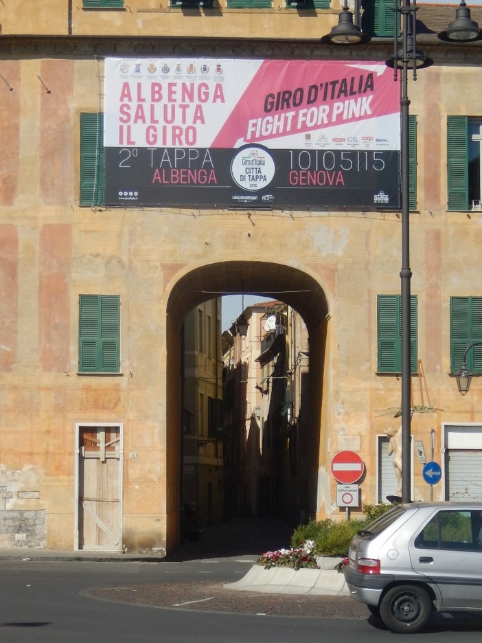 Manifesti del Giro d'Italia sui monumenti di Albenga, Ciangherotti:"Danneggiati, Tomatis come gli ultrà del Feyenoord" Manifesti del Giro d'Italia sui monumenti di Albenga, Ciangherotti:"Danneggiati, Tomatis come gli ultrà del Feyenoord"