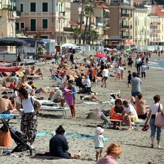 Nelle foto di Silvio Fasano i turisti nel centro e nelle spiagge alassine