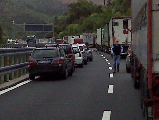 Con l'auto contro la volta di una galleria, ferito il conducente