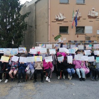 Savona, alla scuola primaria XXV Aprile inaugurata la panchina della gentilezza