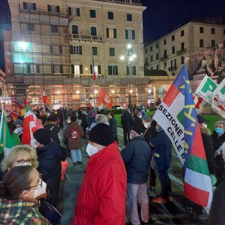 La Savona antifascista scende in piazza: "Questi rigurgiti non passeranno. Viva la Costituzione" (FOTO E VIDEO)