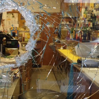 Loano e l'incubo delle spaccate notturne: tentato furto al bar G.4 di corso Europa (FOTO)