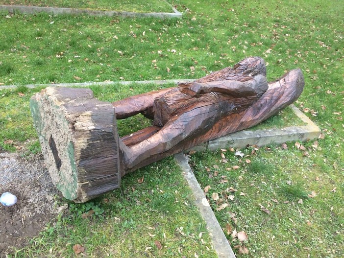 E' crollata al suolo la statua di San Giovanni a Carcare E' crollata al suolo la statua di San Giovanni a Carcare