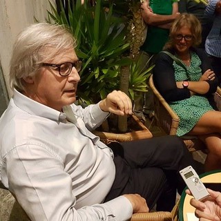 Sgarbi ad Alassio dice no alla riforma: "Sono ignoranti come capre, che non mettano le loro mani sulla costituzione" Sgarbi ad Alassio dice no alla riforma: "Sono ignoranti come capre, che non mettano le loro mani sulla costituzione"