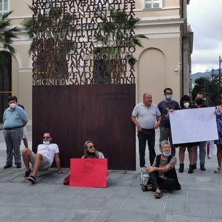 "Se ci fossi io non ci saresti tu", flashmob contro l'arrivo di Salvini in piazza Pertini a Savona (FOTO)