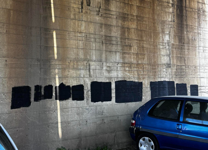 Scritta offensiva a Savona e insulto sui social: il Comune fa rimuovere la frase in via Quiliano