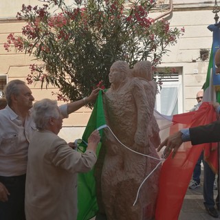 Finale, un 2 giugno nel ricordo dei "Martiri di Cefalonia": inaugurata la statua dedicata a Guido e Barilaro (FOTO)