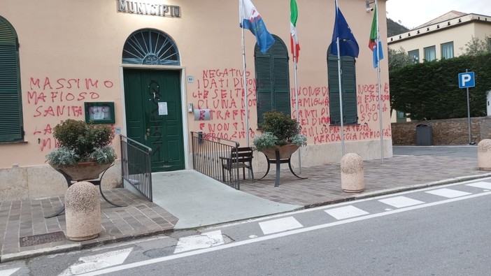 Cisano, nuove pesanti scritte contro il sindaco Niero: imbrattate anche case di privati