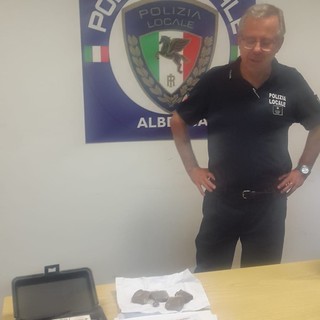 Albenga, la polizia municipale sequestra tre etti di hashish in piazza Europa