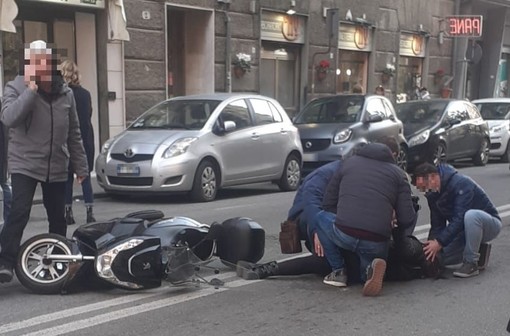 Incidente tra scooter e auto a Savona: soccorsi mobilitati (FOTO) Incidente tra scooter e auto a Savona: soccorsi mobilitati (FOTO)