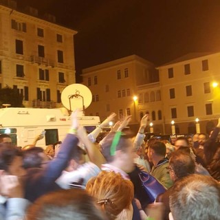 Saluto romano ad Ilaria Caprioglio neo sindaco di Savona, Iuri Patrone PD "Dichiari la sua adesione ai valori antifascisti"