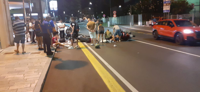 Scontro tra scooter tra via Nizza e corso Vittorio Veneto a Savona: due giovani soccorsi in codice giallo