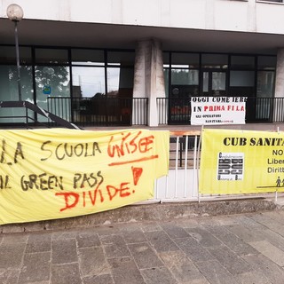 Savona, protesta sotto la Provincia del personale scolastico contro il Green Pass: "Ha delle contraddizioni e discrimina alcuni lavoratori" (FOTO e VIDEO)