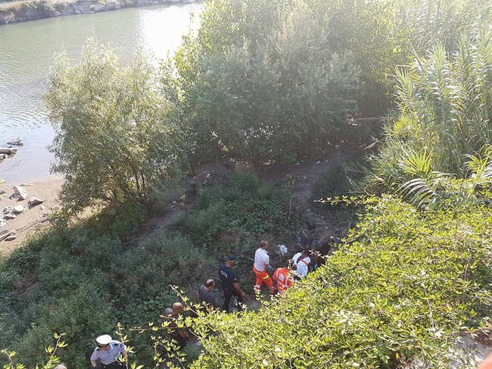 Donna ha un malore e rischia di annegare nel Centa ad Albenga: salvata da Vigile eroe (FOTO)