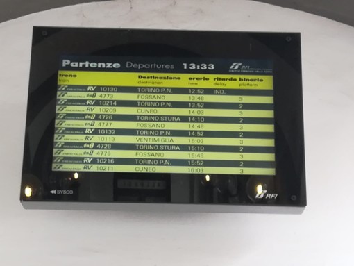 Vagone fuori dai binari nei pressi di Trinità, treni soppressi sulla Torino-Savona Vagone fuori dai binari nei pressi di Trinità, treni soppressi sulla Torino-Savona