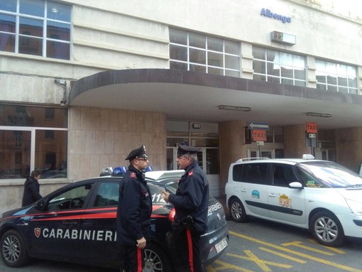 Lite in stazione ad Albenga, un uomo ferito alla spalla, forse con un coltello Lite in stazione ad Albenga, un uomo ferito alla spalla, forse con un coltello