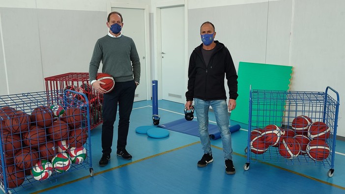 Andora, proseguono gli interventi sulle strutture sportive: nuove attrezzature per le scuole e ristrutturazione del tetto al Palazzetto